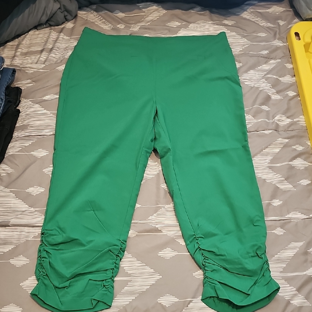 Green Ladies Ruched Capri Slacks